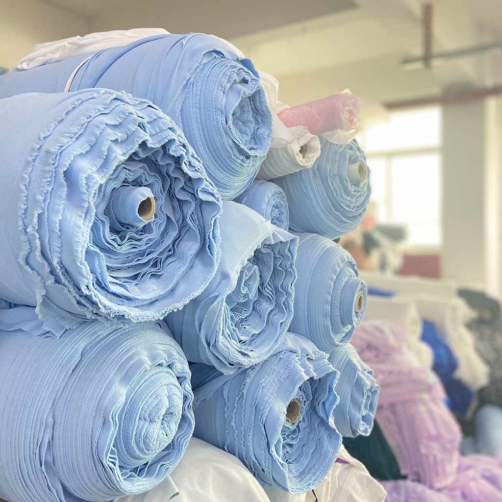 Mastering the Art of Fabric Blending for Custom Women’s Clothing