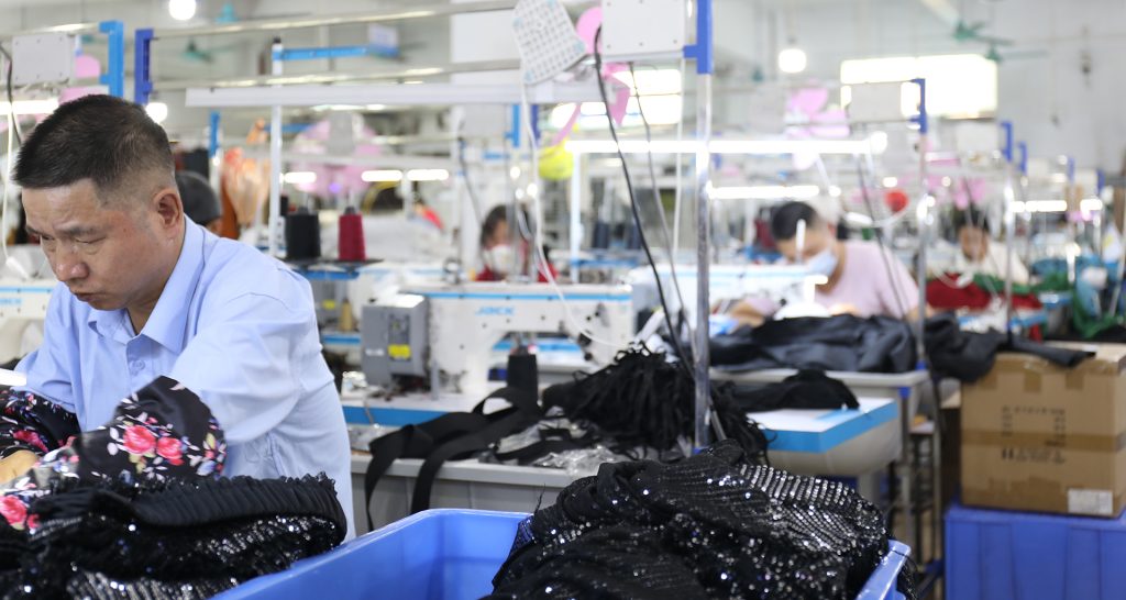 Navigating Fashion Supply Chains: Clothing Manufacturers’ Guide for Newcomers
