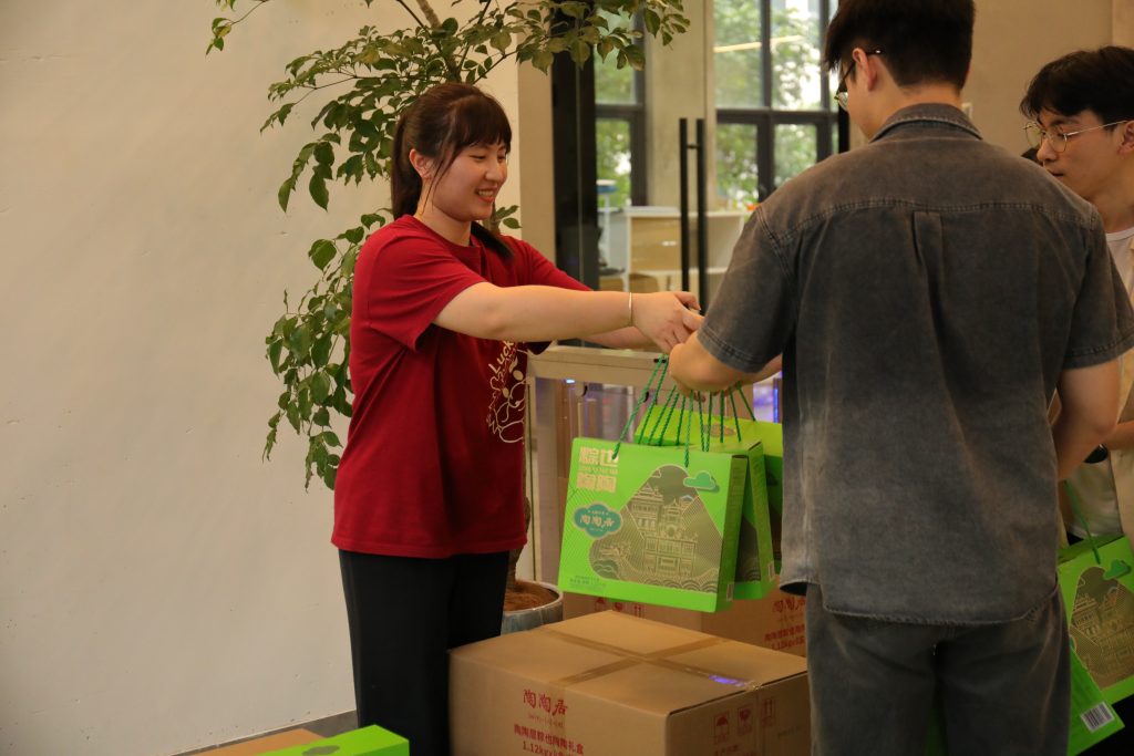Employee Appreciation at D&J Fashion D&J Fashion employees receiving Dragon Boat Festival gift boxes