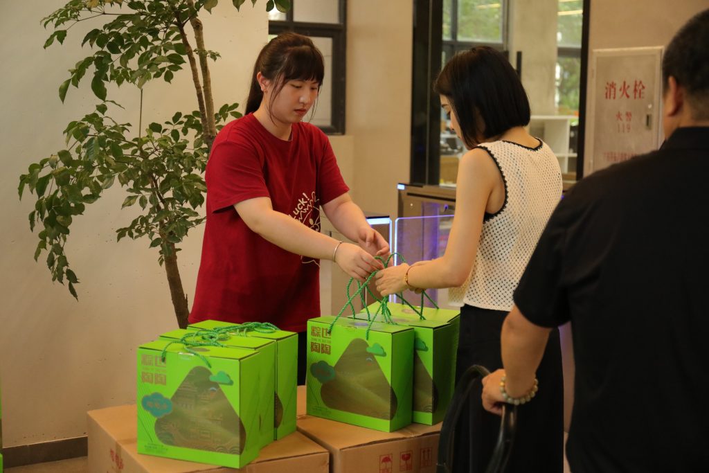Employee Appreciation at D&J Fashion D&J Fashion employees receiving Dragon Boat Festival gift boxes